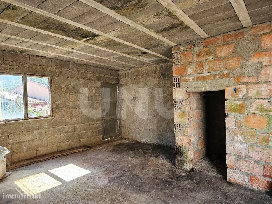 Moradia T3 Térrea com Garagem, Terraço e Logradouro