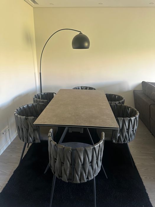 Mesa de jantar com 6 cadeiras