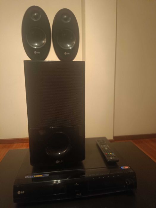 Sistema de som Home Cinema LG com ligação iPod e blu-ray