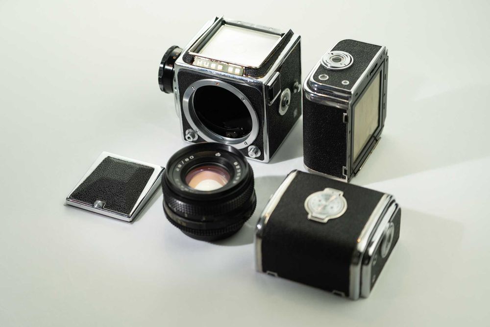Kiev 88 com Lente 80mm f/2.8 + 2 Backs de Filme – Vende-se no Estado