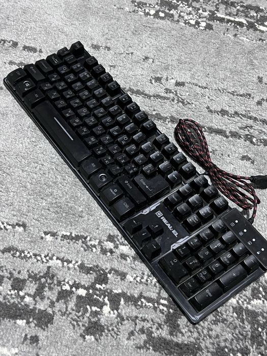 Продам: клавиатуру, монитор, мышку и камеру.