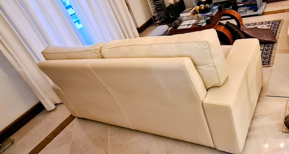 2  SOFAS  PELE :2 sofas e 4 almofada.2,30cm/2,70cms em pele beje