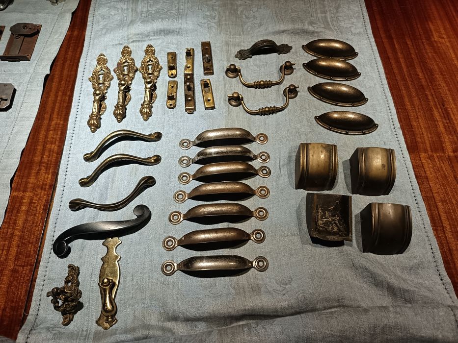 Puxadores e outras peças em latão