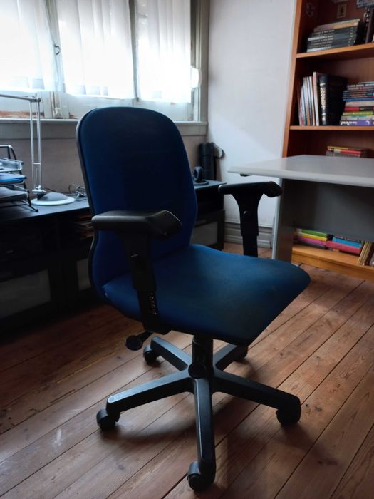 Cadeira de Escritório (Regulável)