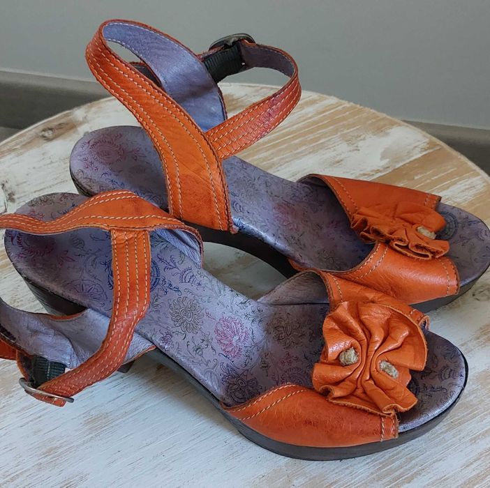 Sandálias compensadas em pele, tamanho 36