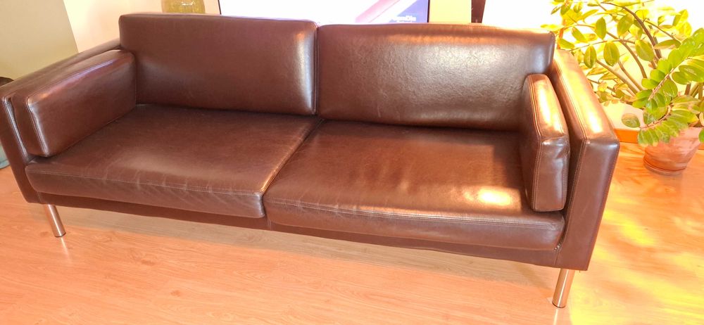 Vendo sofá de couro 3 lugares em bom estado.