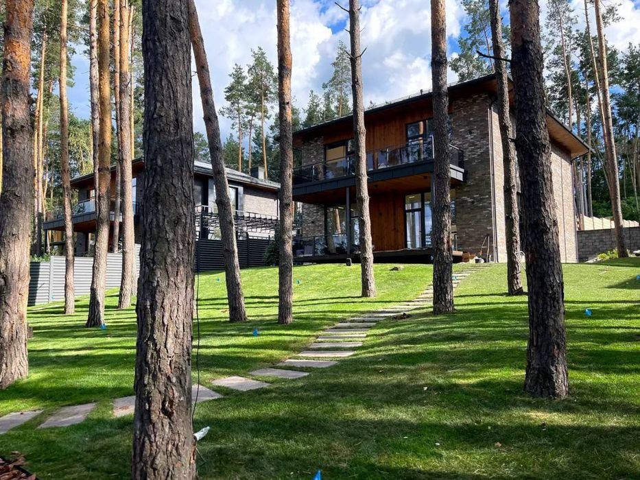 Будинок 220 м² ділянка 10 соток  з віковими соснами будинок у соснвому лісі КМ Нова Ходосівка закрита територія, відеоспостереження, охорона
