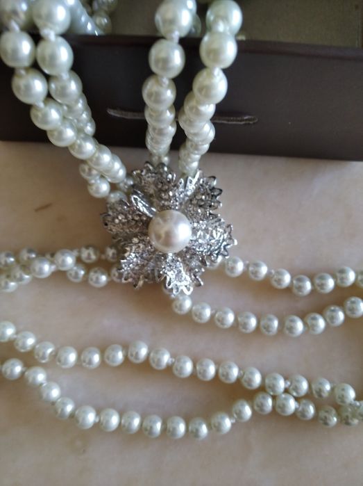 Colar de pérolas com alfinete