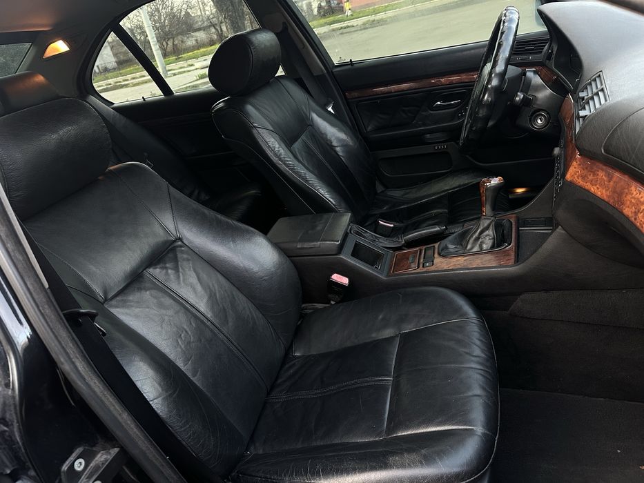 Черная BMW E39 ГАЗ Бензин