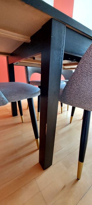 Mesa de jantar, cor wengué.