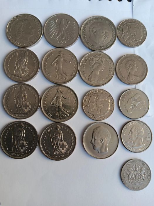 17 moedas diversas. Belas