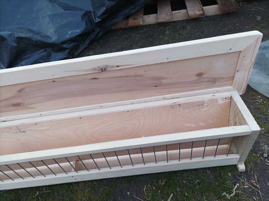 Karmnik dla ptaków ,gołębi z podajnikiem karmy