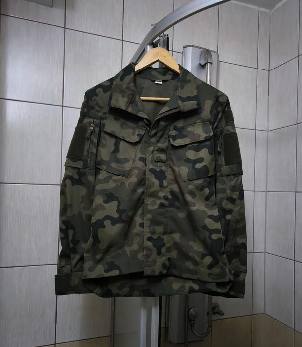 Bluza wojskowa XS mundurowa w kamuflażu leśnym Wz. 93 "Pantera". Została uszyta z wytrzymałego materiału o splocie rip-stop. Posiada zapięcie na list