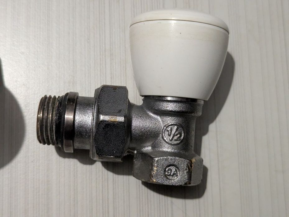 Кран GIACOMINI радіаторний кутовий верхній 1/2,  є 4 шт