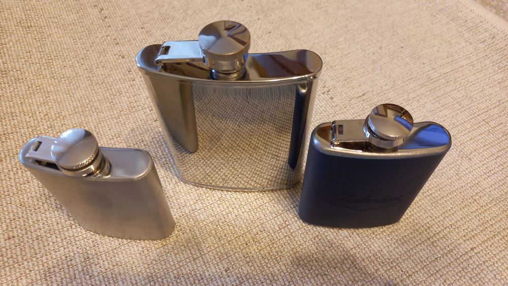 Piersiówki ze stali szlachetnej 3 sztuki o różnych pojemnościach.