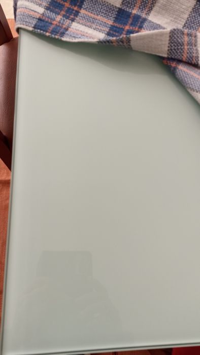 Mesa de vidro e madeira, com 2m , extensível.