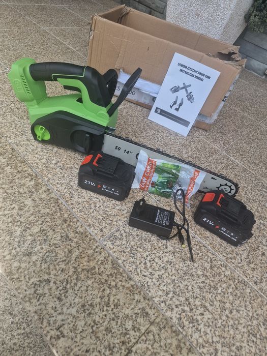 motosserra elétrica sem fio Greenworks GD24CS30 com bateria de 24V.