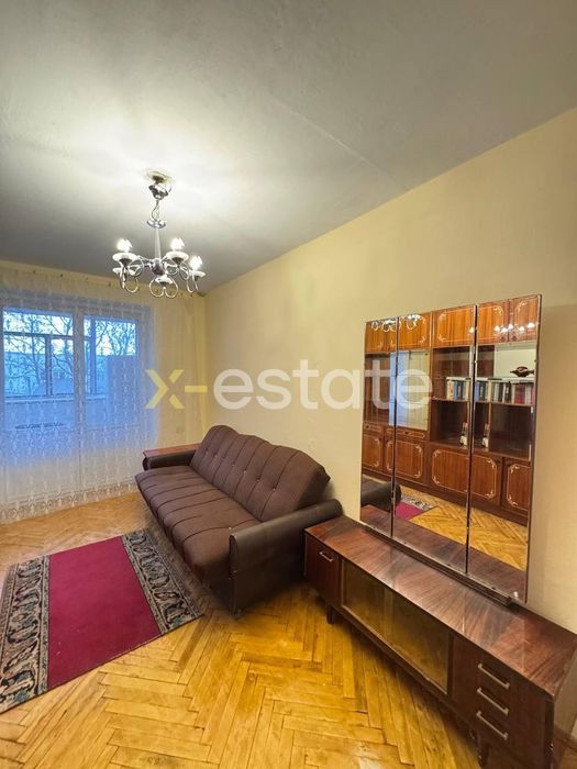 Продаж 4-кімнатної квартири в цегляній чешці в безпечному районі.