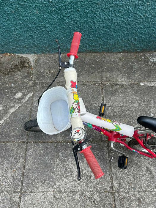 Bicicleta de criança com cesto