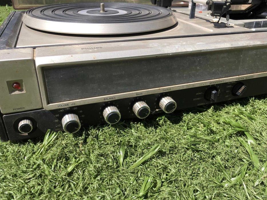 Gira discos com duas colunas.