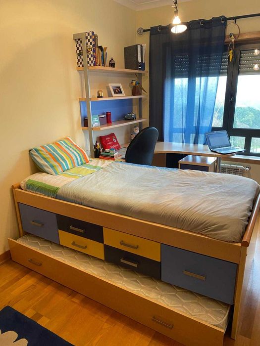Cama de quarto com arrumação