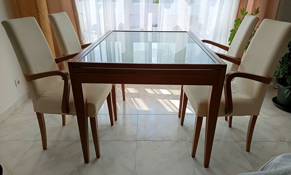 Mesa de jantar com 4 cadeiras