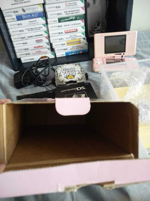 Nintendo DS Pink na caixa e 4 jogos