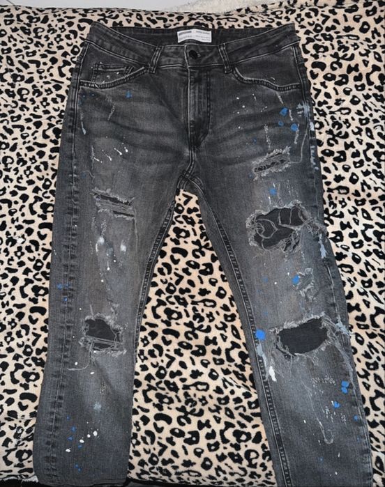 calças rasgadas com tinta