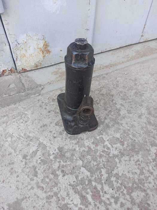 Домкрат гідравлічний 2т. 5т. 300грн.
