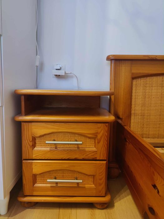 Łóżko z mocnego drewna, solidne, z elementami ratanu, z stolikiem