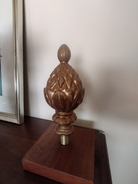 elemento decorativo em madeira entalhada e dourada, em forma de pinha