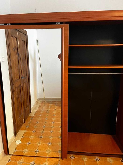 Roupeiro 2mx2m com portas com espelho.