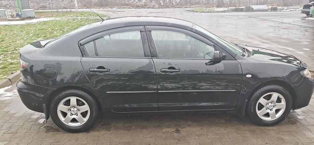 Мазда 3 седан чорний