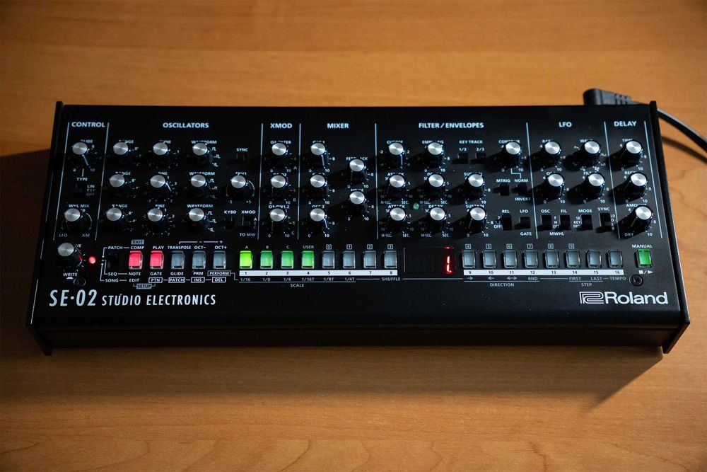 Roland SE-02 syntezator analogowy