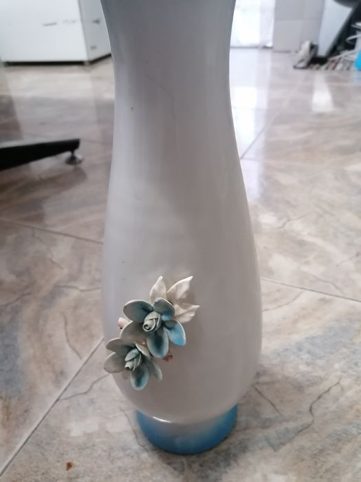 Jarro em porcelana e pintado