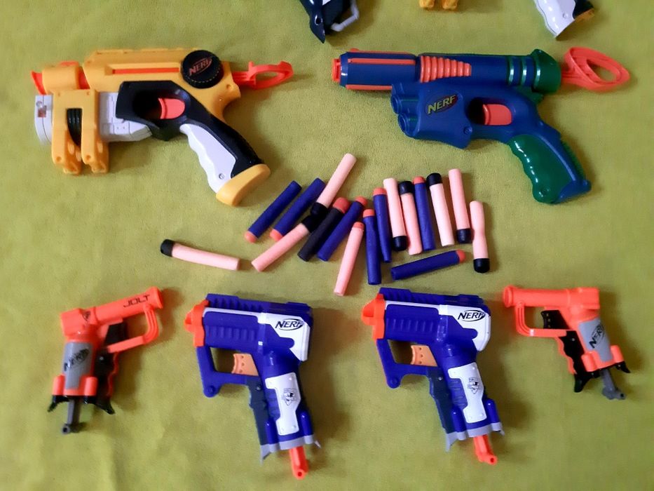 Colecção de 8 lançadores de dardos Nerf,  com os dardos de espuma