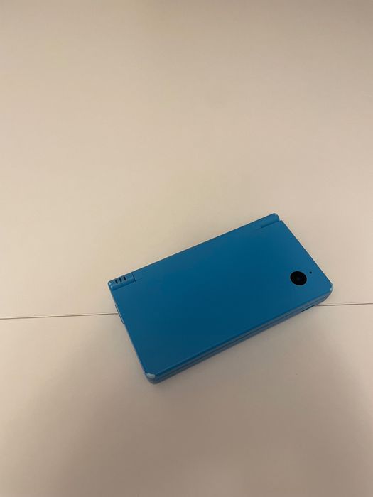 Konsola Nintendo DSi, z ładowarką