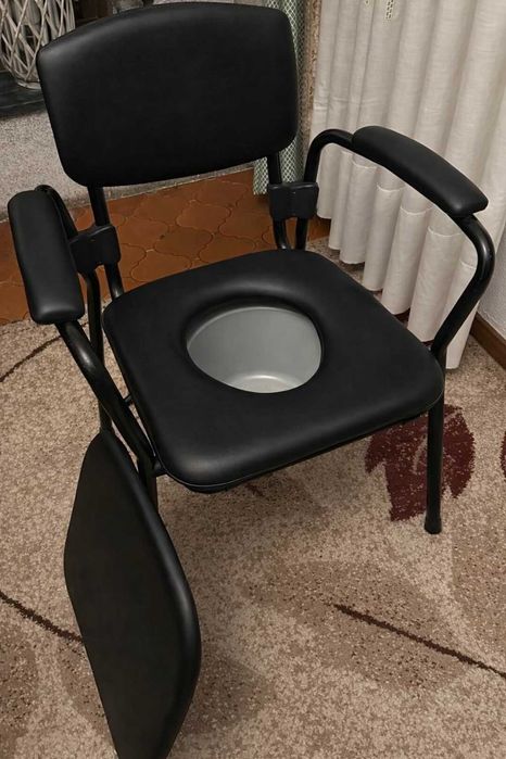 Cadeira Sanitária / Cadeira WC com Apoios – Estrutura Metálica