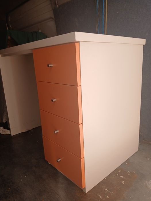 Secretária em madeira com 4 gavetas