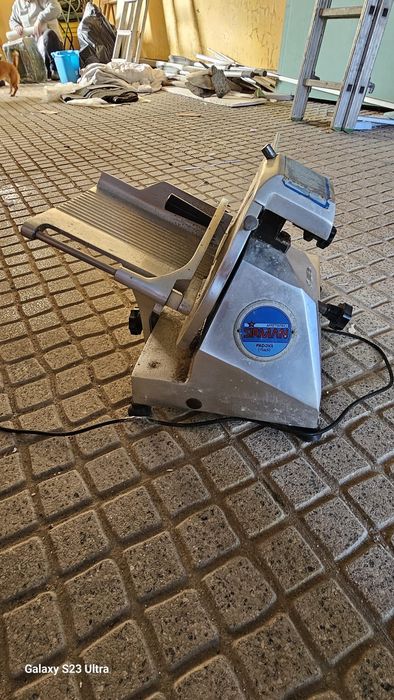 Máquina de cortar enchidos e queijo (fiambreira)