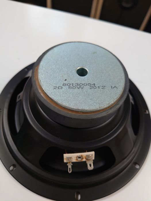 Динамики автомобильные мидбасовые 20см 2ом