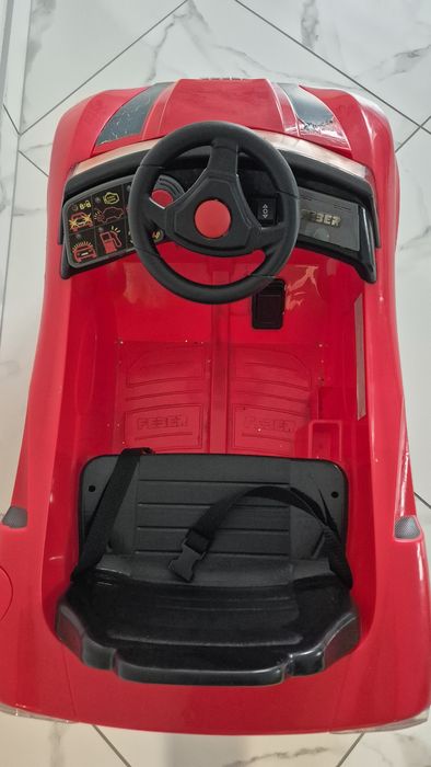 Дитячий електромобіль на батареї.