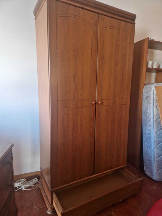 Roupeiro Clássico de Quarto em Bom Estado