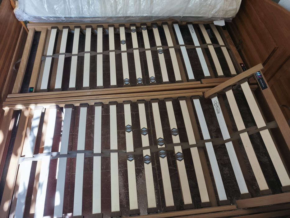 Conjunto de quarto cama com estrados reclináveis, mesas de cabeceira