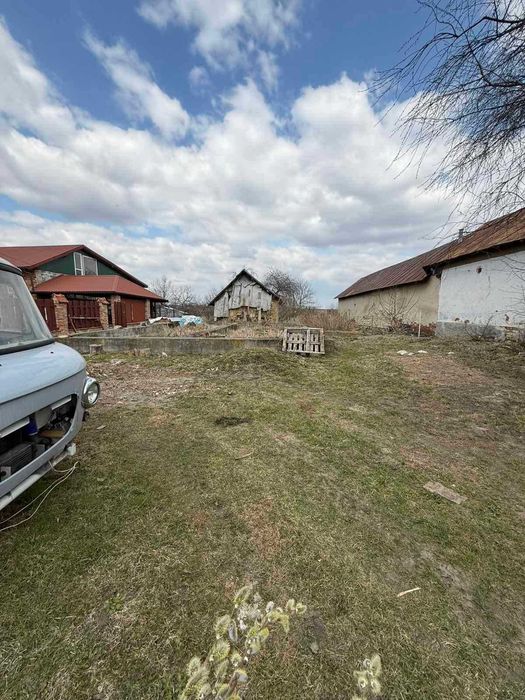 Продаж земельної ділянки під забудову в селі Звенигород з комунікаціями та старим будинком