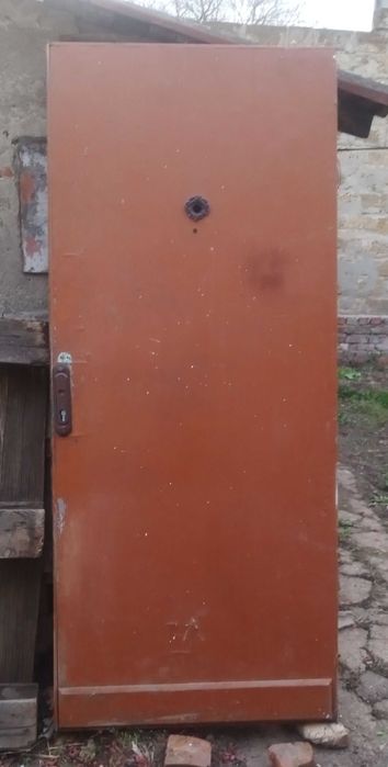 Деревянные одностворчатые и двухстворчатые двери, без короба б/у