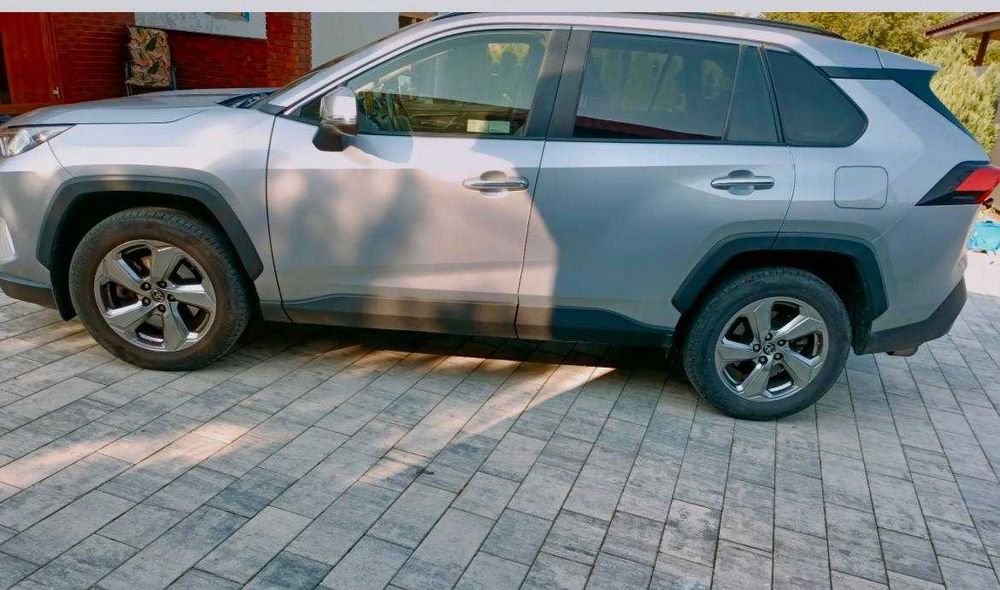 Продам Toyota Rav4 2021