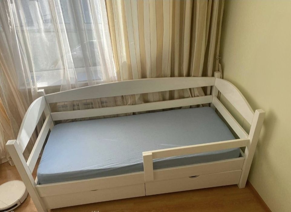 Дитяче ліжко з натурального дерева