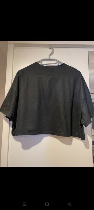 top, crop top, koszulka czarna z nadrukiem Shein.                
stan