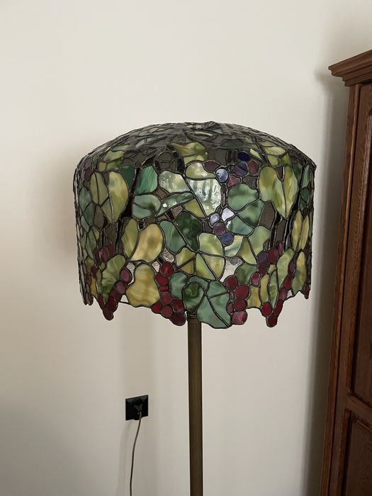 Mosiężna podłogowa lampa witrażowa Tiffany